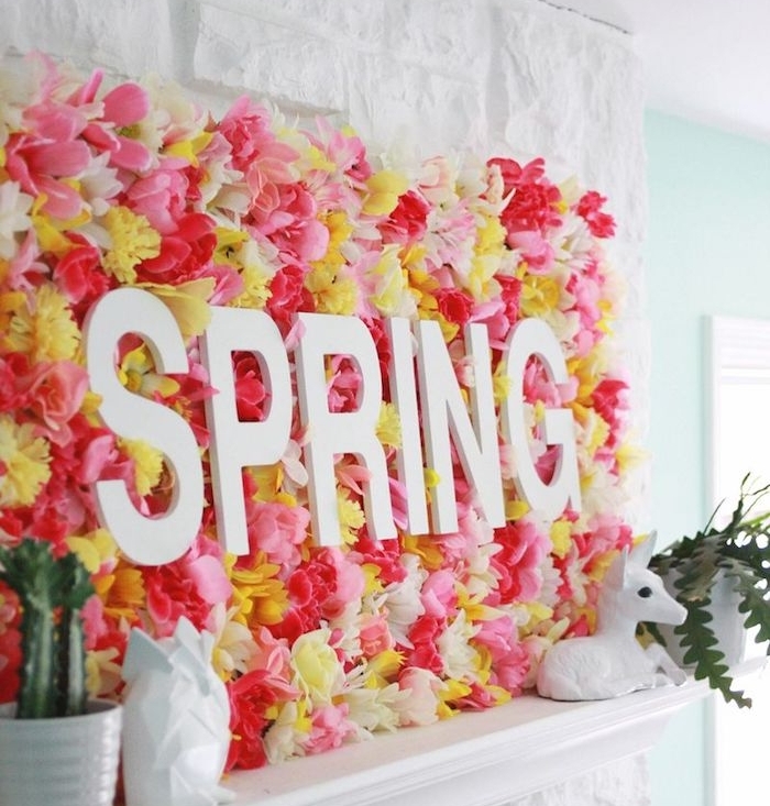 panneau décoratif en fleurs fraîches avec des lettres printemps en blanc au dessus d une cheminée blanche, activité manuelle pour ado
