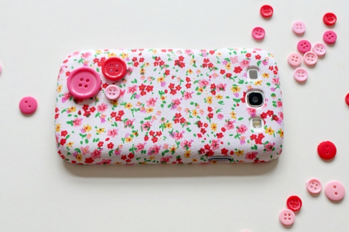 comment utiliser des petits boutons et un tissu à design florale pour décorer une vielle coque de téléphone 