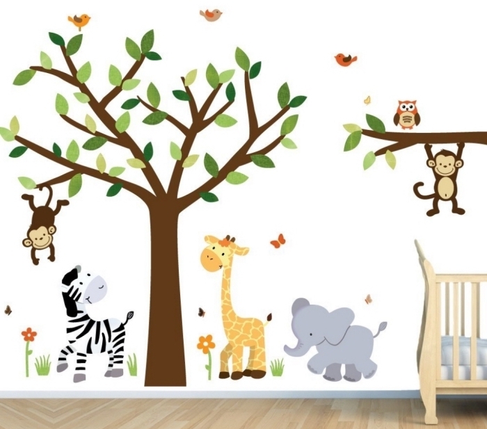 papier peint blanc avec dessins d'animaux dans la chambre bébé fille ou garçon, meubles de bois à combiner avec le parquet de bois clair