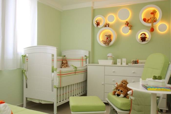 peinture murale de couleur vert clair avec plafond blanc, deco chambre fille ou garçon bébé en blanc et vert