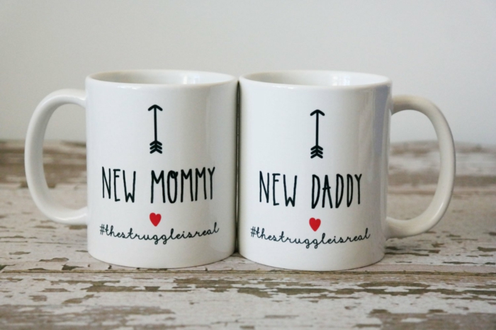 annoncer la bonne nouvelle qu'on est enceinte, deux tasses avec script nouvelle mère et nouvelle père