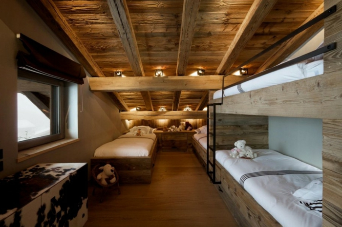 plafond rustique, deux paires de lits superposés, plafond en bois, éclairage doux