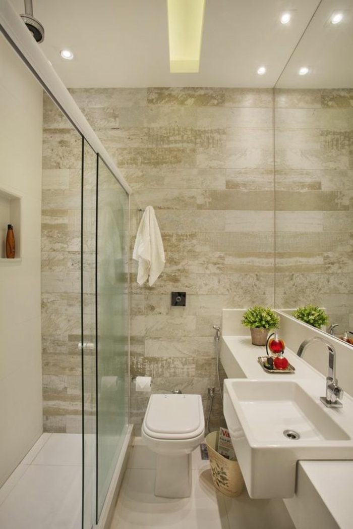 salle de bain italienne petite surface, agencement salle de bain, lavabo carré blanc, carrelage mural imitation marbre couleur ivoire, avec des nuances blanches, bain en longueur