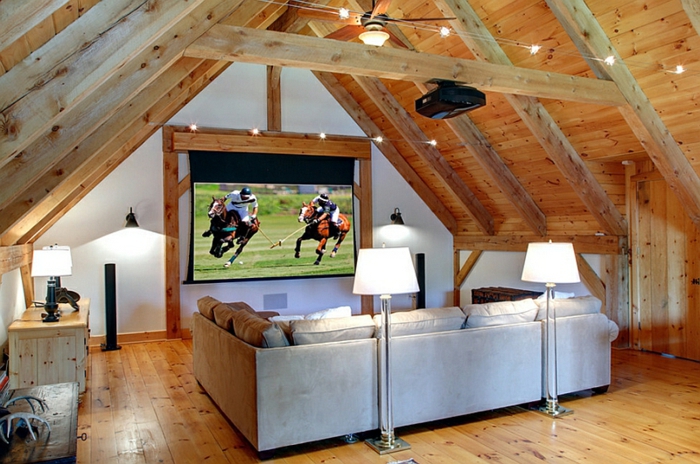 salle de séjour en bois, canapé gris, tv murale, poutres en bois, petite commode en bois clair