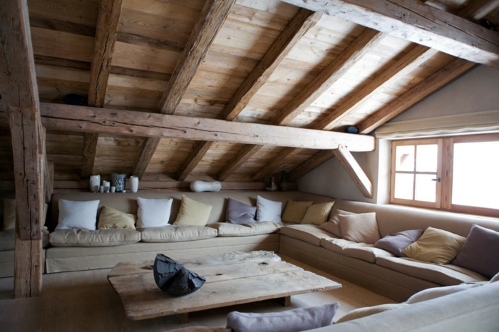 déco chambre sous pente, table basse en bois, coussins en teintes neutres
