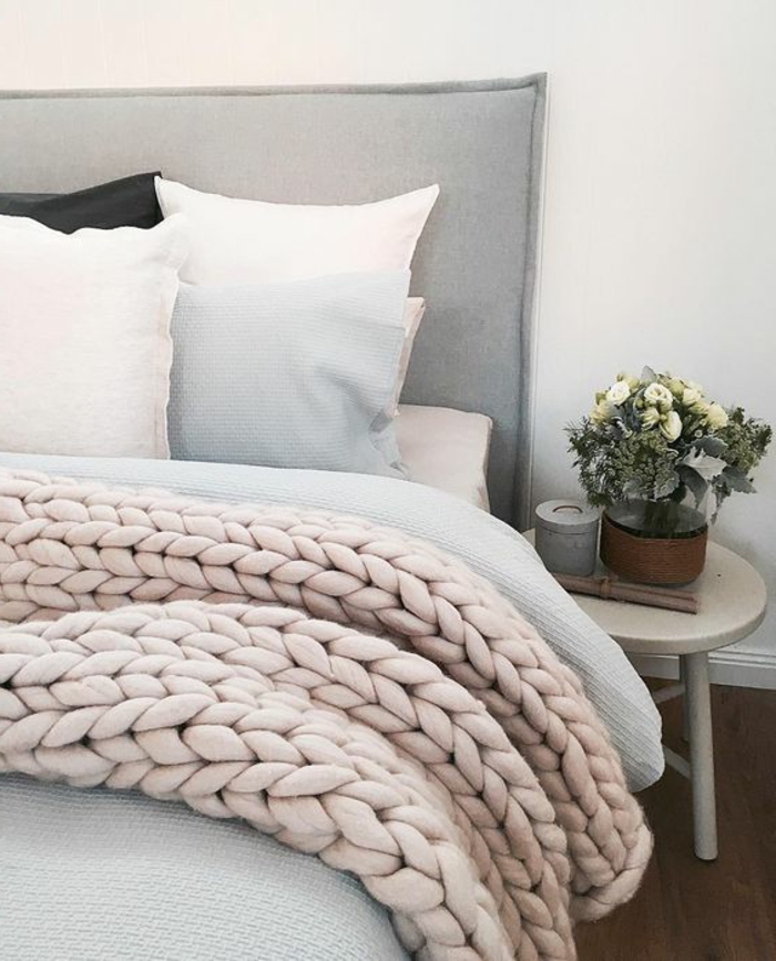 tête de lit en textile, jeté de lit rose, petite table de chevet scandinave, décoration florale