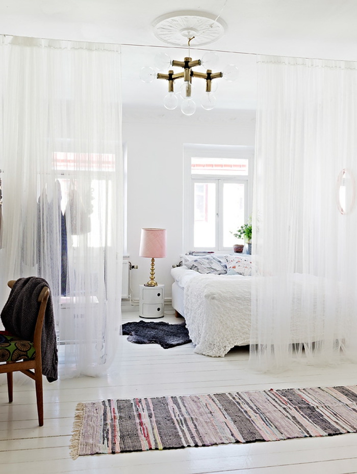 chambre toute blanche, idee deco cocooning chambre, chaise en bois, lampe rose, rideaux blancs
