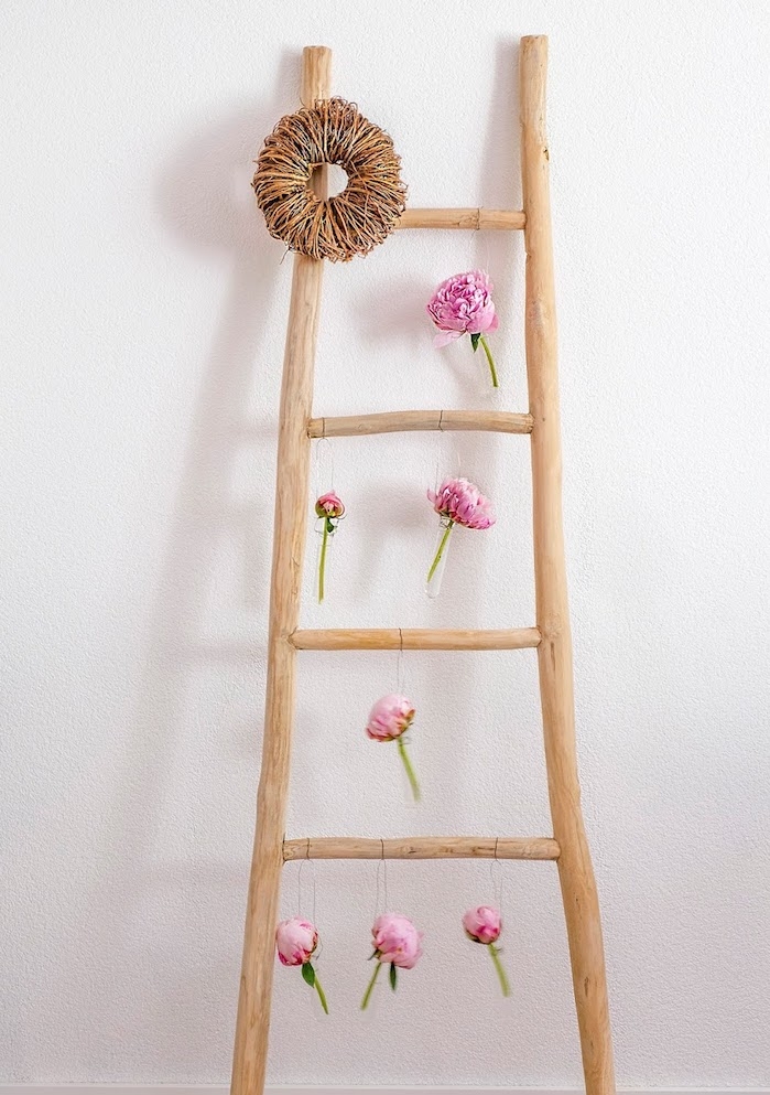 échelle décorative en bois avec des fleurs pivoines suspendues, activité manuelle pour ado et adulte, diy déco chambre