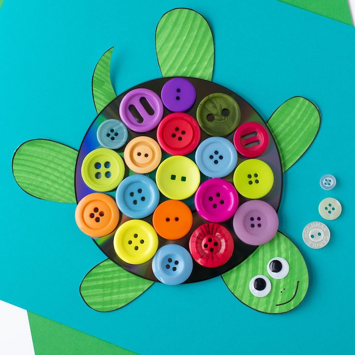 activité manuelle 4 ans, tortue verte avec décoration de boutons colorées, bricolage enfant créatif facile