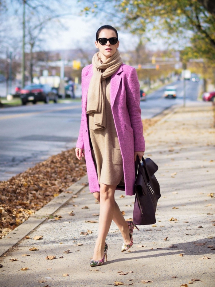 comment bien s habiller avec une robe mi-longue et un manteau rose, modèle de sac à main de cuir violet foncé