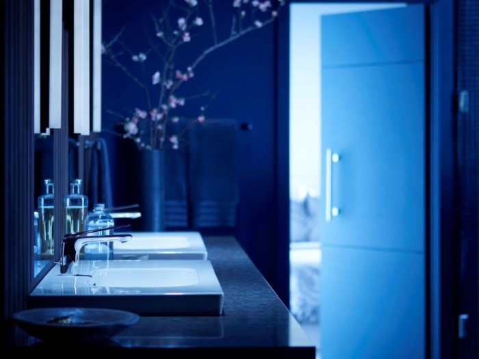 la couleur bleu foncée dans la déco tendance salle de bain design de 2018, modèle de lavabo moderne avec éclairage néon