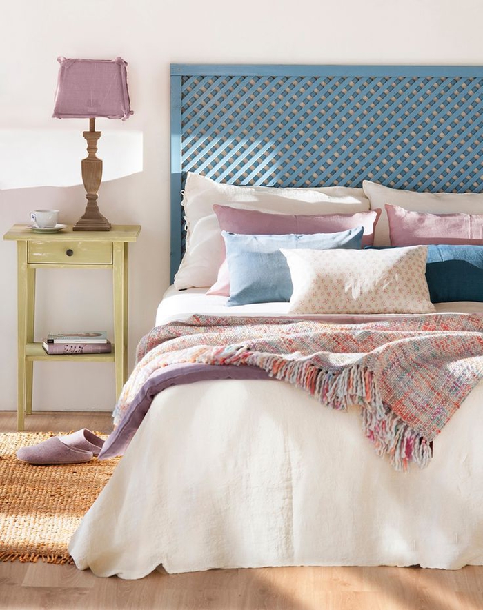 une chambre à coucher d'ambiance douce et féminine aux tons pastels, idée originale pour faire une tete de lit esprit récup en treillis de jardin recyclé