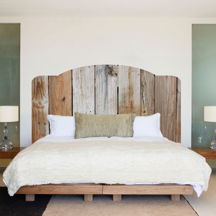 ambiance chalet dans la chambre à coucher avec un lit en bois nature et une tete de lit en bois flotté d'aspect vieilli 