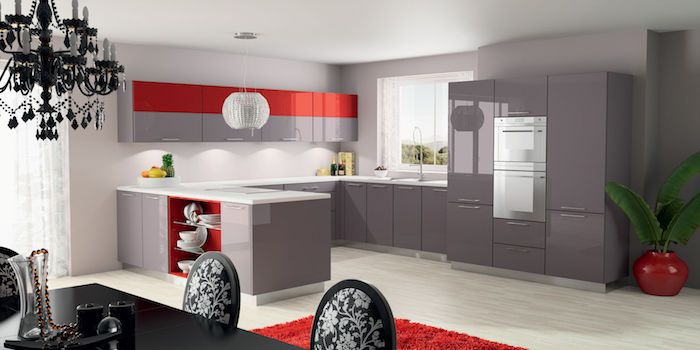 quelle couleur associer avec du gris, exemple de facade cuisine gris laquée et rouge, tapis rouge, table et chaises noires