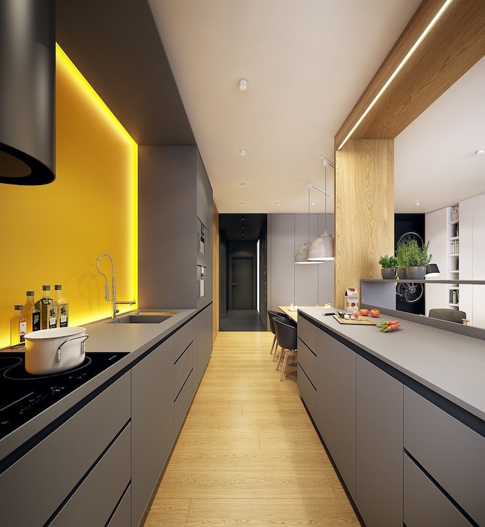 exemple de cuisine gris avec facade couleur gris anthracite, parquet clair et credence jaune avec éclairage LED