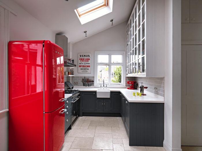 modele de facade cuisine peinture gris anthracite, plan de travail et meuble haut blanc, frigo rouge vintage, sol carrelage carreaux de ciment