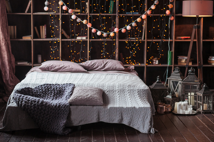 fabriquer une tete de lit lumineuse à partir de guirlande de boules et lumières sur le fon, linge de lit rose, gris et blanc, lanternes vintage, bibliotheque retro, chambre cosy