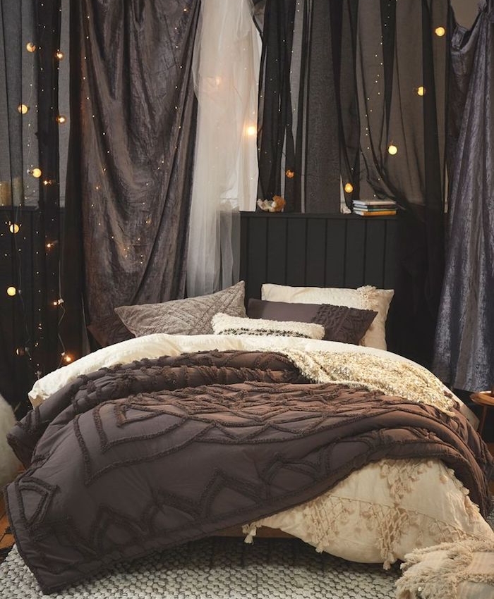 idée originle pour créer une ambiance théâtrale dans la chambre, décoration voile noire et guirlande de noel, linge de lit gris et blanc