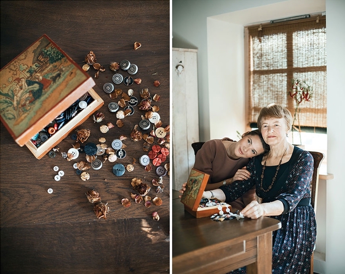 photo de style vintage avec une grand-mère et sa petite-fille aux cheveux marron assises devant une table avec boîte de boutons vintage
