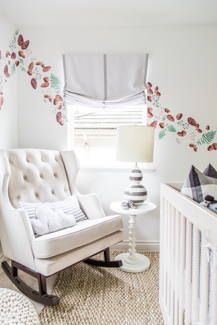 peinture murale blanche avec décoration à design pommes de sapin et feuilles vertes dans une chambre bébé garçon ou fille