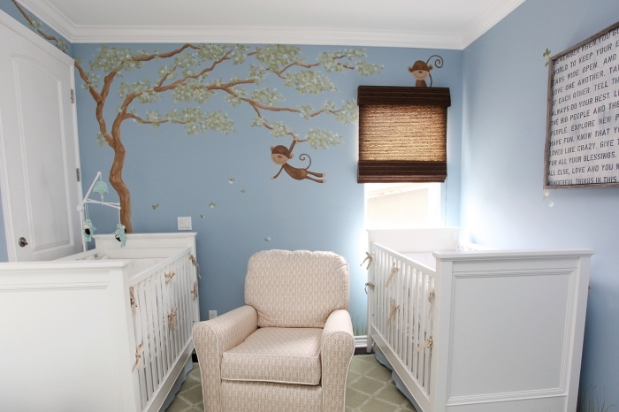 modèle de papier peint à design singe sur arbre, aménagement de la chambre bébé à espace limité avec meubles blancs