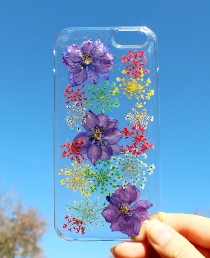 modèle de coque telephone en silicone transparente décorée avec fleurs violettes et petites fleures séchées en jaune vert et rouge