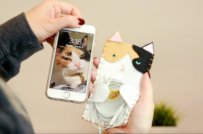 coque personnalisée iphone 7 en tissu à dessin chat aux yeux verts et emplacement écouteur, activité manuelle amusante pour fille