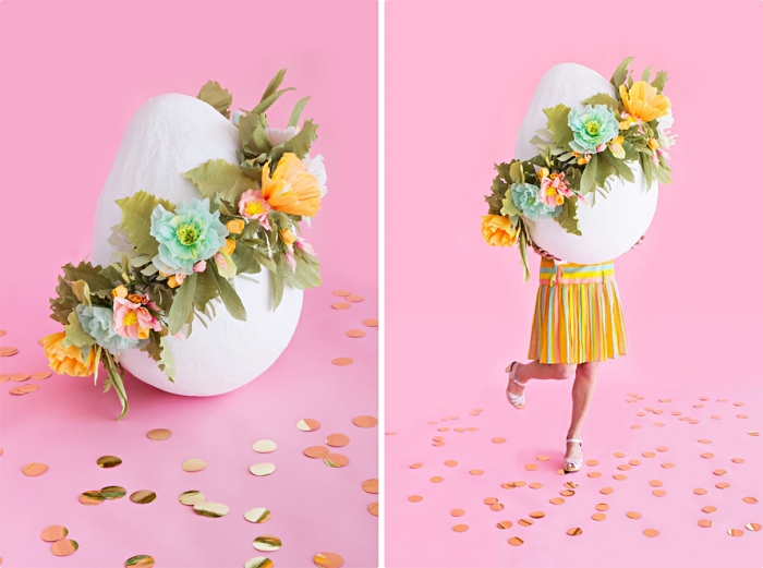 deco de paques amusante, modèle de faux oeuf gigantesque avec couronne florale en papier et tissu, fille habillée en robe multicolore à design rayé