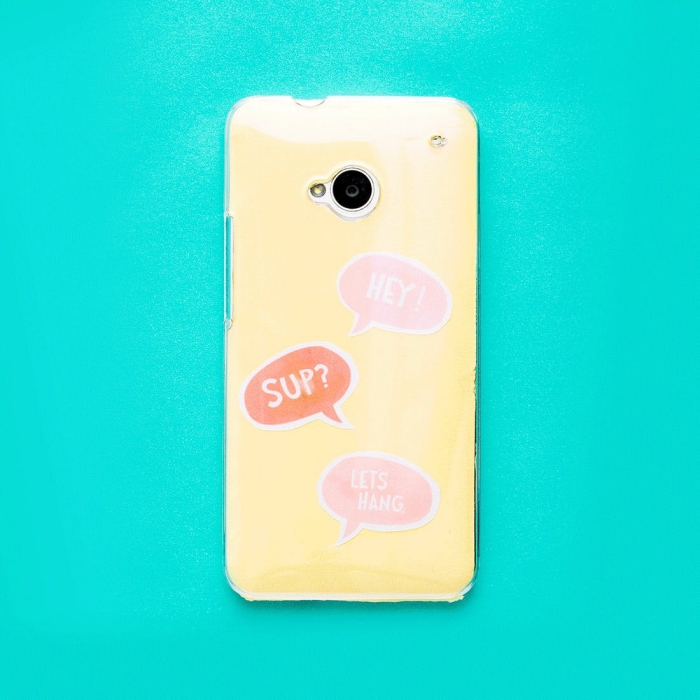 idée créative pour faire une coque de telephone jaune à design amusant avec stickers au dessins imprimés