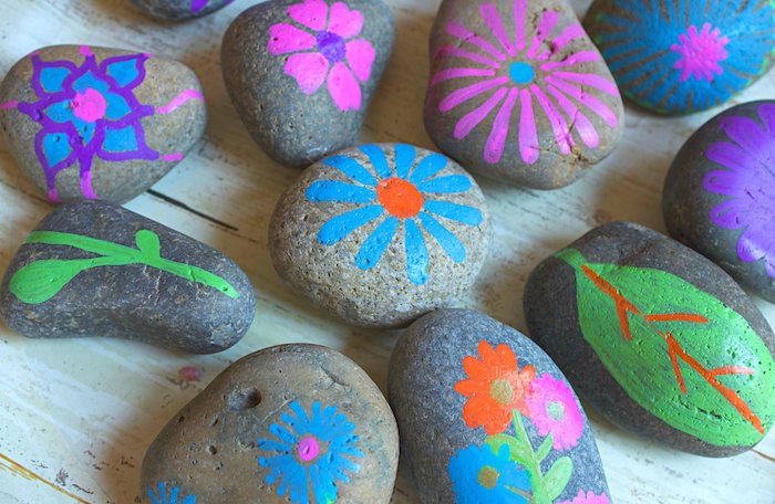 exemple d activité manuelle primaire enfant, galets décorés à motifs floraux décorés à diverses couleurs
