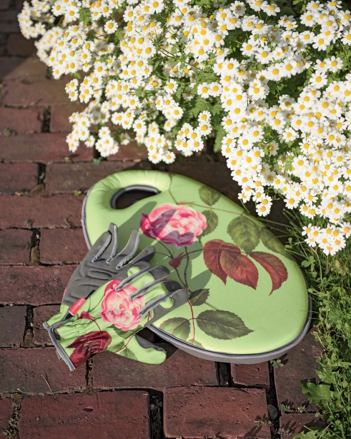 gants verts avec fleurs rose pour un cadeau grand mere, accessoire de jardinage à design original et naturel