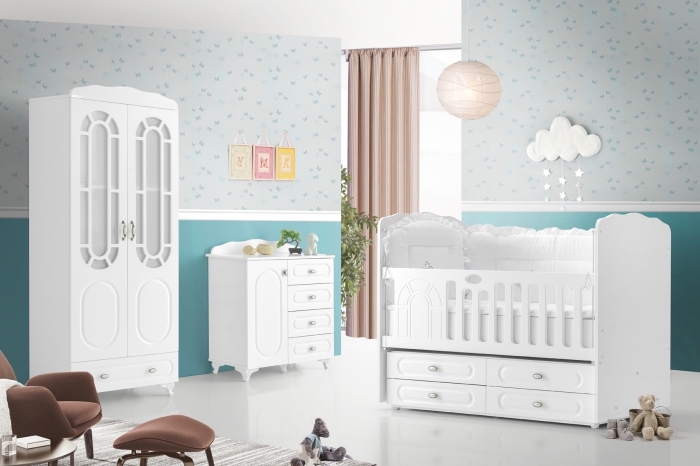 meubles dans la chambre complete bebe aux murs bleus avec plancher et plafond blanc, kit de fauteuil et tabouret moderne de couleur marron