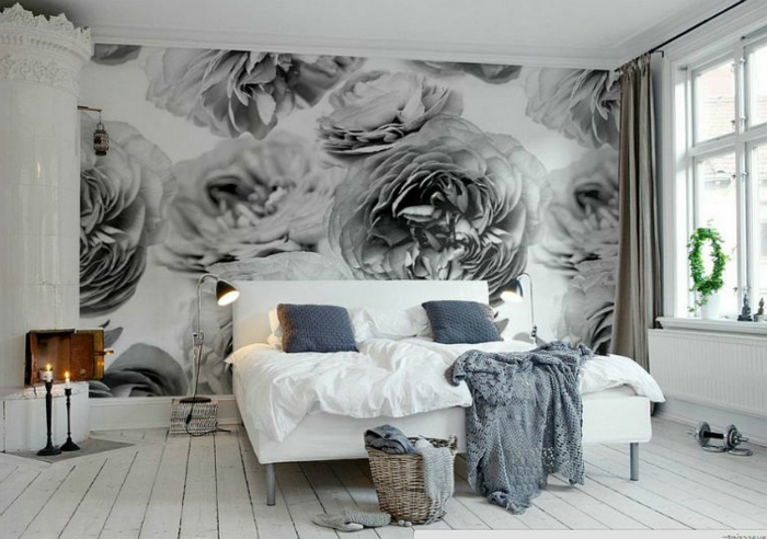 poster mural floral, plancher en bois, lit blanc, panier tressé, bougies vintage