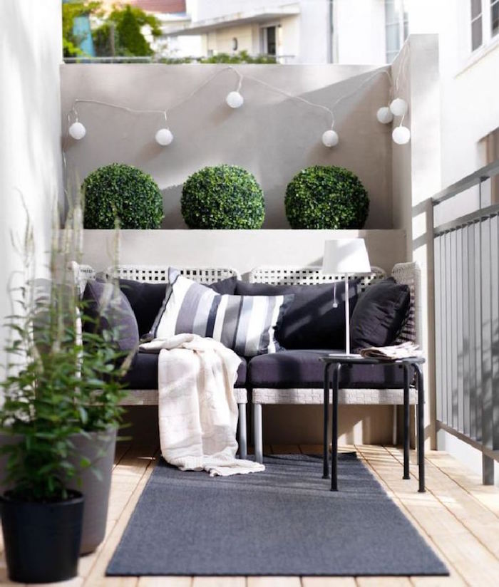 meubler petit balcon moderne d'appartement de ville, deco scandinave pour terrasse, fauteuil exterieur, guirlande lumineuse pour balcons