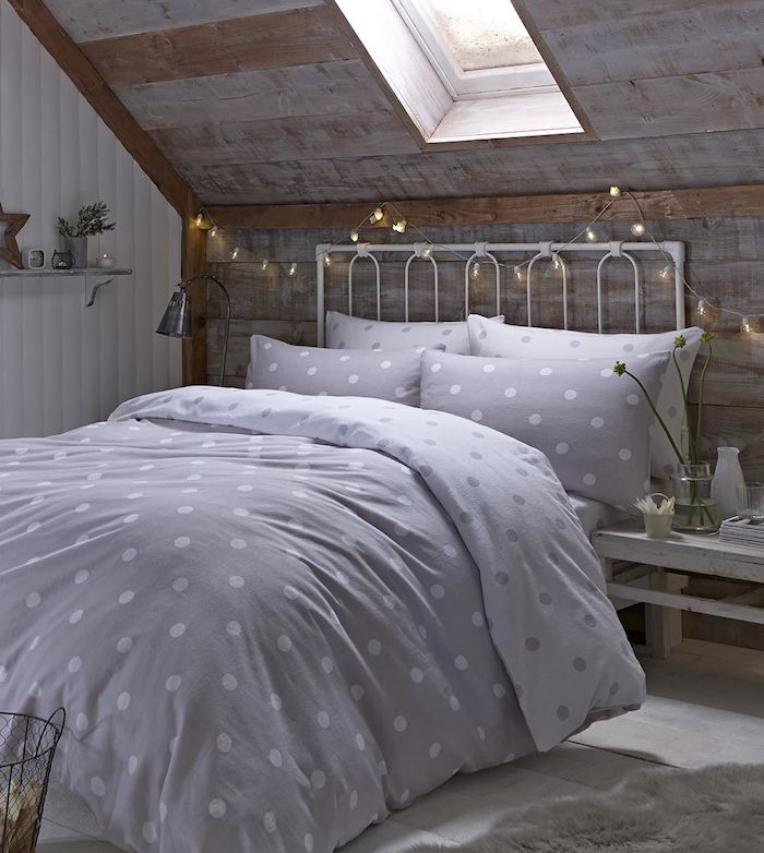 deco chambre sous pente, mur en lambris bois, lit metallique blanc, linge de lit gris et blanc, parquet gris clair, faire une tete de lit en guirlande lumineuse