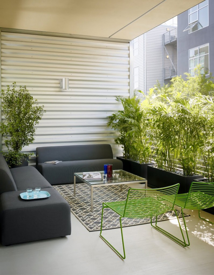 decoration minimaliste pour balcon d'appartement type scandinave, canapés de terrasse, salon exterieur et jardiniere pour bambou