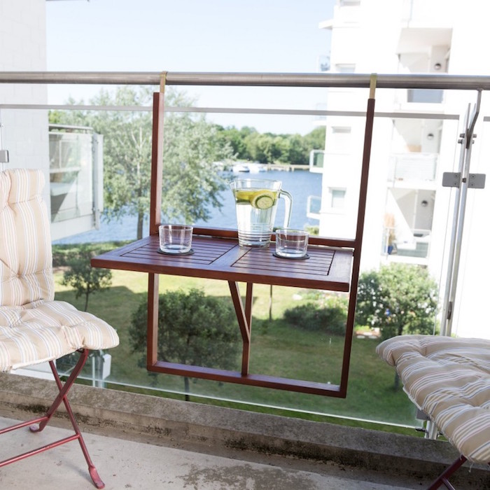comment aménager un petit balcon en ville, table de balcon amovible pour barriere