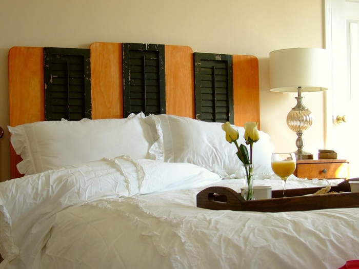 idée pour une déco récup dans la chambre à coucher, faire une tete de lit à partir d'anciens volets récupérés en vert et bois naturel