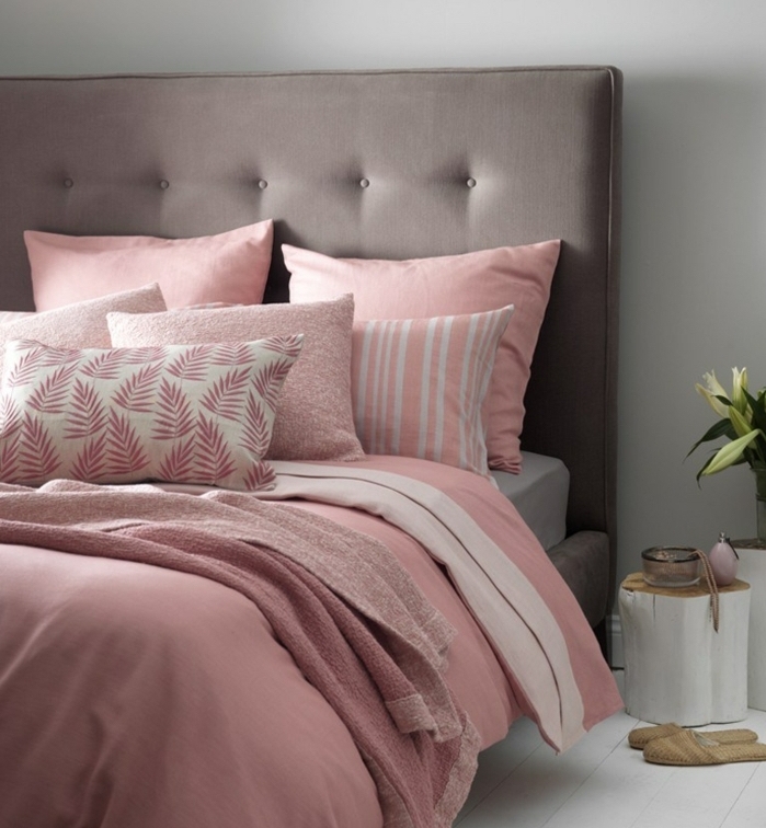 tete de lit couleur taupe claiir et mur repeint en gris perle, linge de lit rose pastel, parquet blanchi, tete de lit en buche de bois