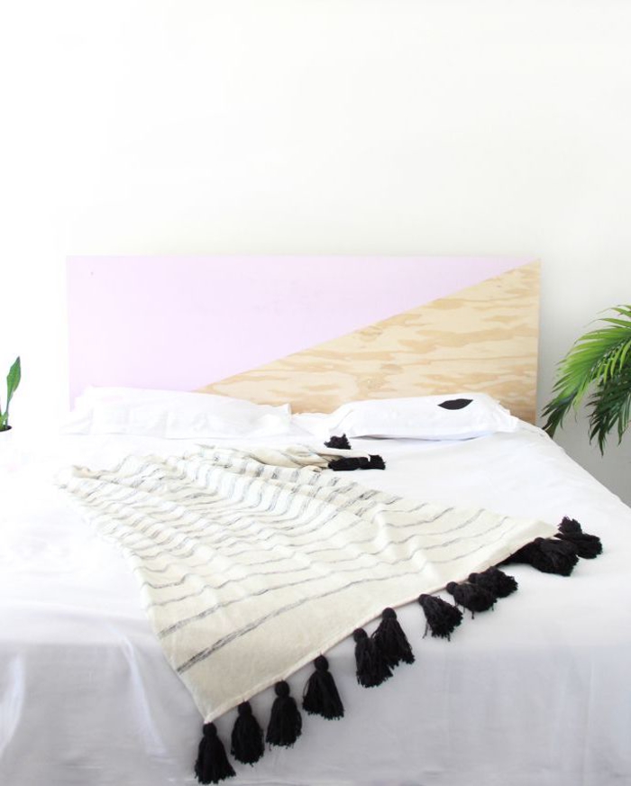 ambiance scandinave moderne dans une chambre à coucher cocooning meublé d'une tete de lit bois à motif géométrique crée avec de la peinture rose pastel 