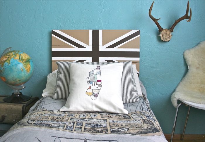 idée de relooking à petit budget de la chambre ado avec une tete de lit peinture à motif drapeau anglais