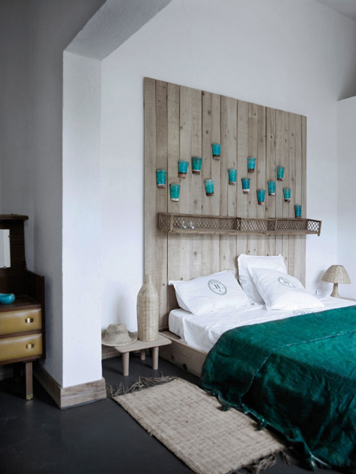 chambre à coucher ethnique chic en blanc, turquoise et bois naturel, comment faire une tete de lit en bois qui occupe le mur entier