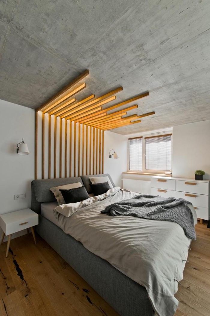 tete de lit bois au design contemporain qui contraste avec l aspect brut du plafond en béton