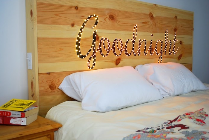 comment faire une tete de lit en bois avec lumières éclairant un mot bonne nuit, linge de lit blanc et couverture colorée
