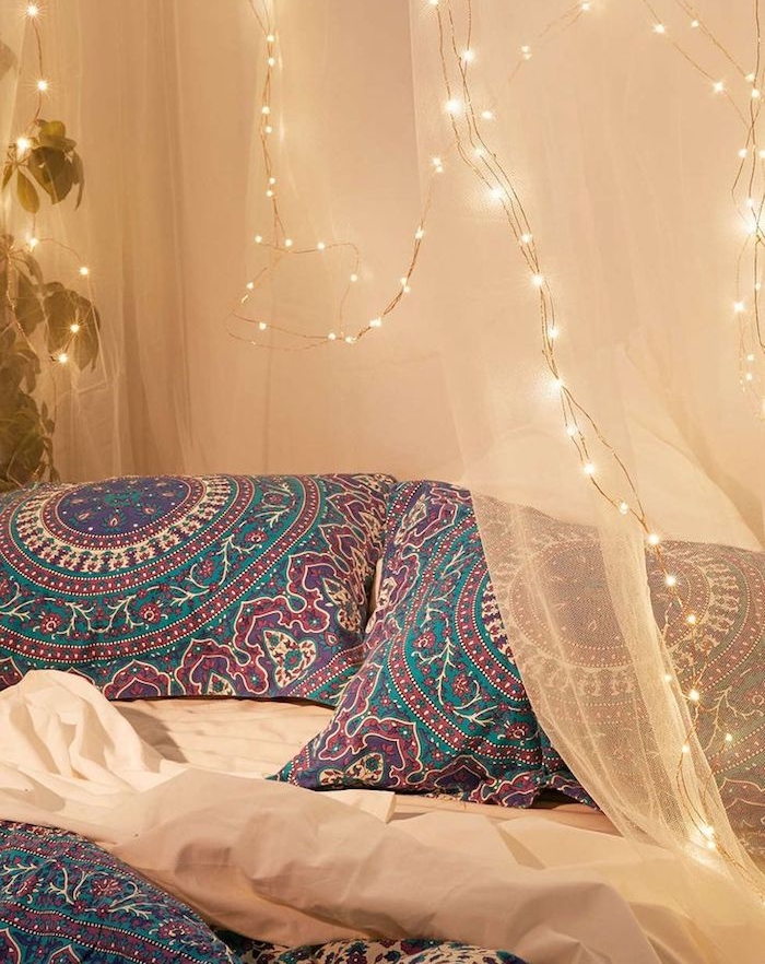 voile et petite lumières autour d un lit style boheme chic avec linge de lit style oriental, exemple de tete de lit a faire soi meme