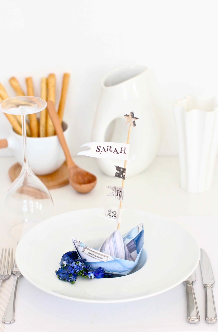 idée pour un marque-place original comme un bateau origami en joli papier aux nuances de bleu