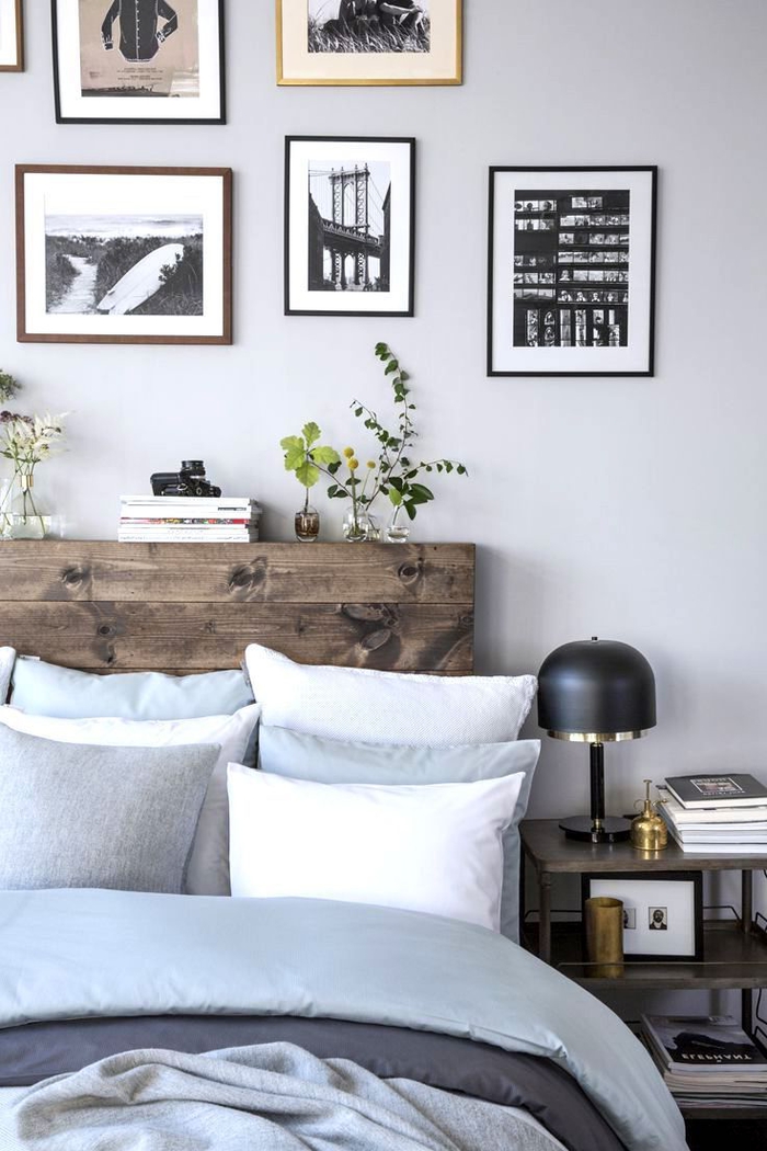 joli accent en bois récup dans la chambre parentale avec une tete de lit en palette surmontée d'une galerie photos 