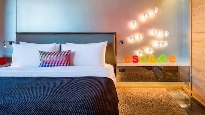 fabriquer tete de lit en suspensions boules lumineuses, lettres colorées décoratives, linge de lit blanc et gris