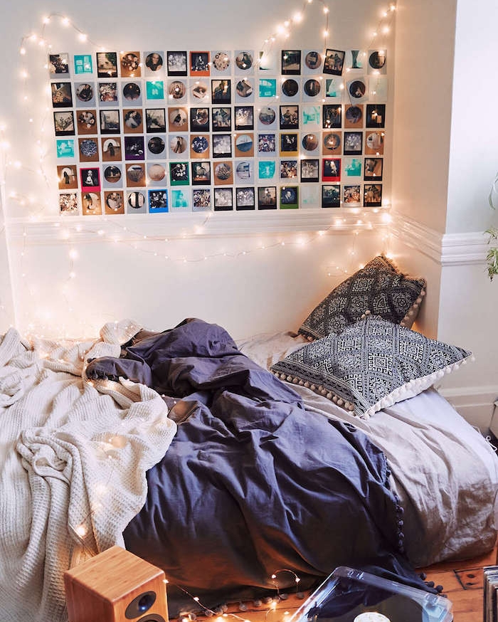 exemple deco tete de lit avec guirlande lumineuse et pele mele, linge de lit bleu, blanc et noir, chambre cocooning hygge