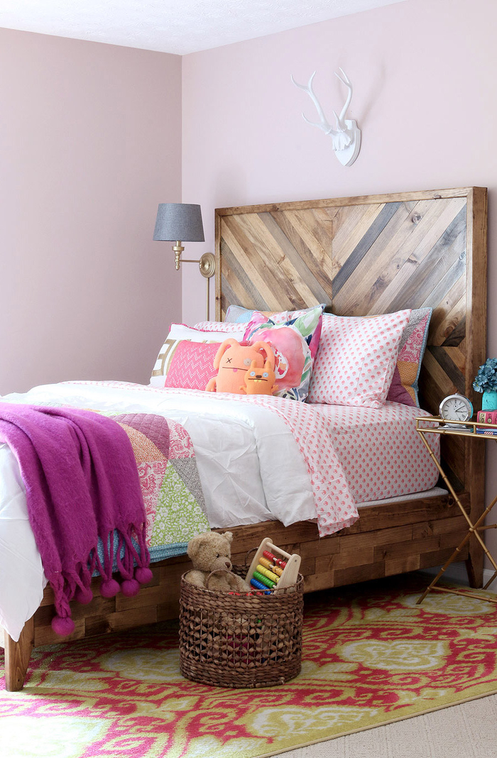 idée relooking à petit budget pour la chambre d'enfant, fabriquer tete de lit en bois recyclé à motif chevron pour créer un joli accent en bois dans l'ambiance colorée de la chambre ado
